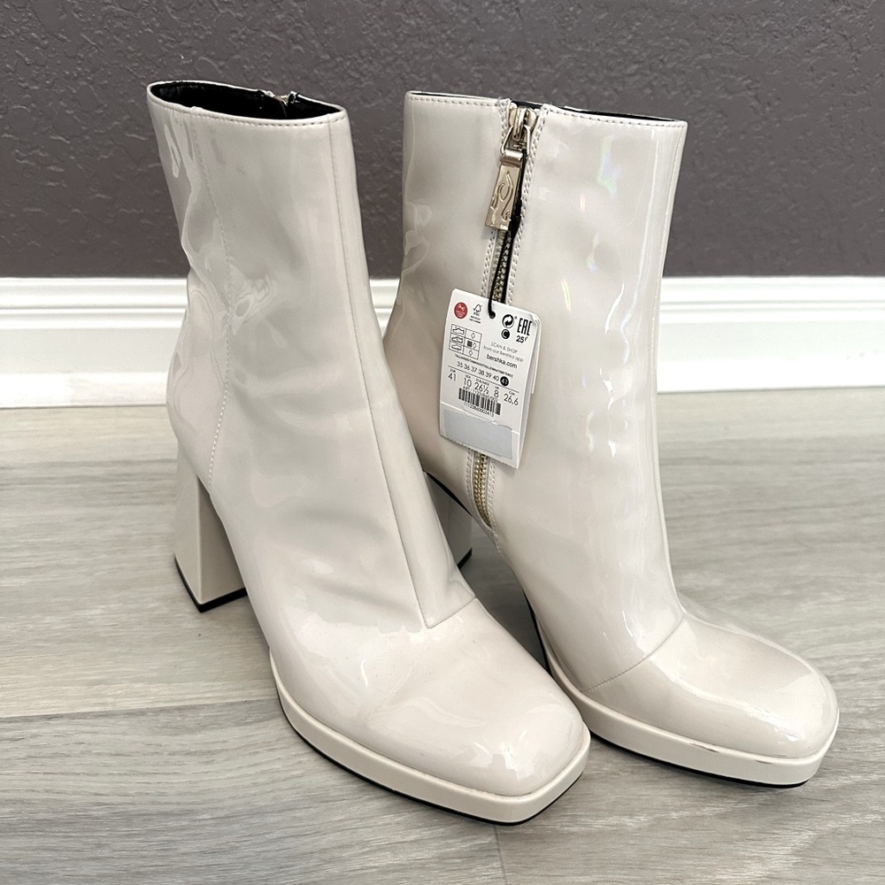 NWT TikTok Holo Bershka White Platform Boots with Gold Zipper Detailing 🤍✨